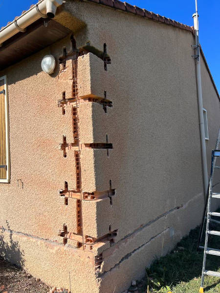 Réparation de fissures en cours, pose de tirant.