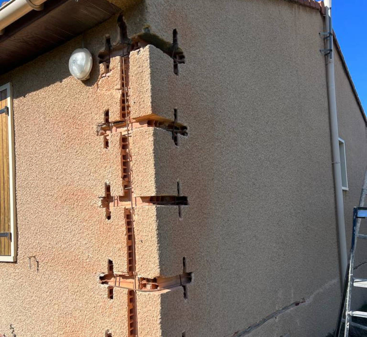 Réparation de fissures en cours, pose de tirant.